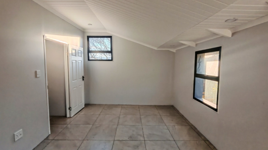5 Bedroom Property for Sale in Fraaiuitsig Western Cape